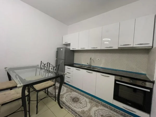 Tirane, jepet me qera apartament 1+1 Kati 4, 64 m² 450 € (Prane Hotel Marinaj.)