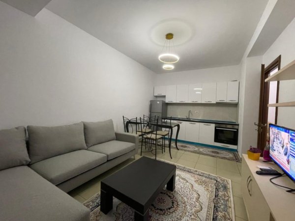 Tirane, jepet me qera apartament 1+1 Kati 4, 64 m² 450 € (Prane Hotel Marinaj.)
