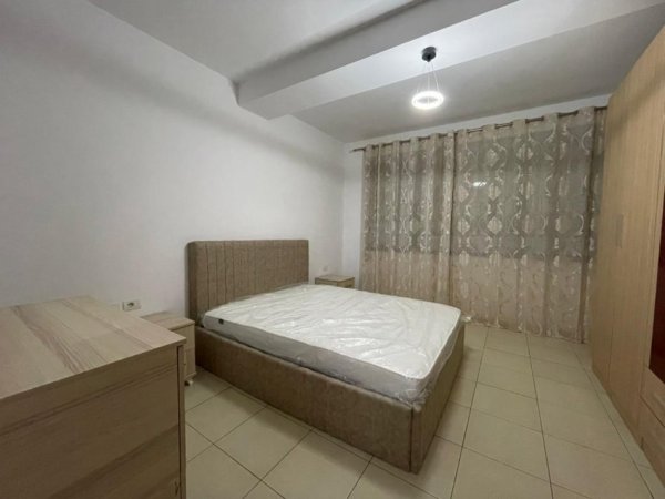 Tirane, jepet me qera apartament 1+1 Kati 4, 64 m² 450 € (Prane Hotel Marinaj.)