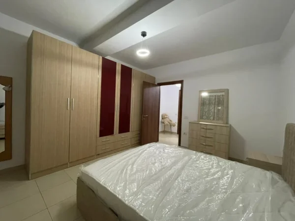 Tirane, jepet me qera apartament 1+1 Kati 4, 64 m² 450 € (Prane Hotel Marinaj.)