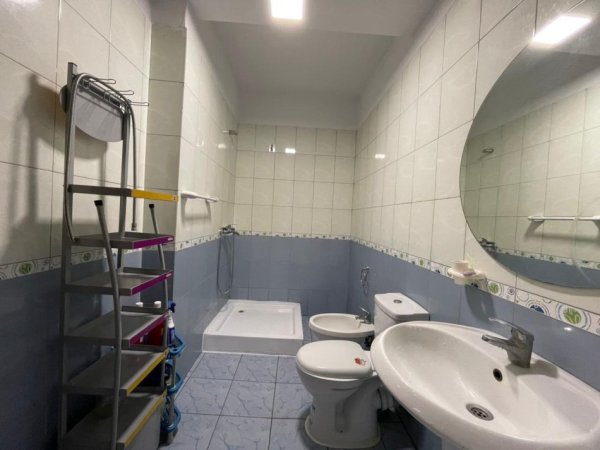 Tirane, jepet me qera apartament 1+1 Kati 4, 64 m² 450 € (Prane Hotel Marinaj.)