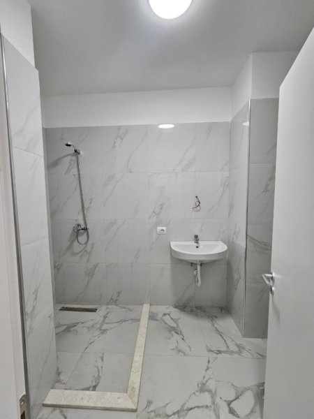Tirane, jepet me qera ambjent biznesi Kati 3, 60 m² 600 € (Zog i Zi)