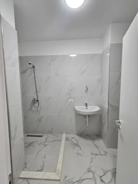 Tirane, jepet me qera ambjent biznesi Kati 3, 60 m² 600 € (Zog i Zi)