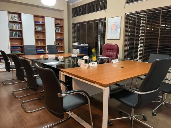 Tirane, jepet me qera ambjent biznesi Kati 2, 78 m² 1.500 € (Ish Ekspozita)