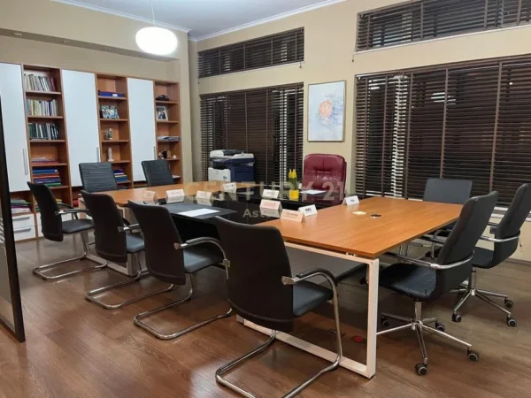 Tirane, jepet me qera ambjent biznesi Kati 2, 78 m² 1.500 € (Ish Ekspozita)