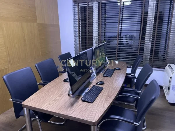 Tirane, jepet me qera ambjent biznesi Kati 2, 78 m² 1.500 € (Ish Ekspozita)