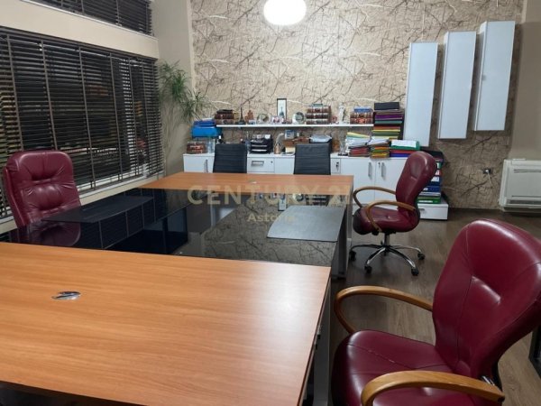 Tirane, jepet me qera ambjent biznesi Kati 2, 78 m² 1.500 € (Ish Ekspozita)