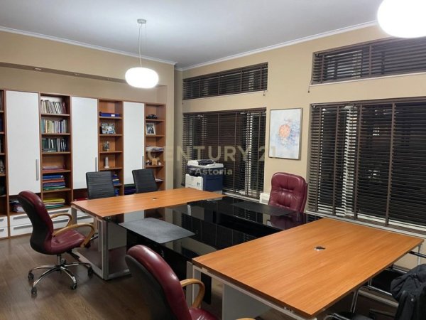 Tirane, jepet me qera ambjent biznesi Kati 2, 78 m² 1.500 € (Ish Ekspozita)