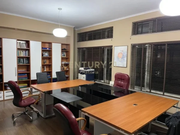 Tirane, jepet me qera ambjent biznesi Kati 2, 78 m² 1.500 € (Ish Ekspozita)