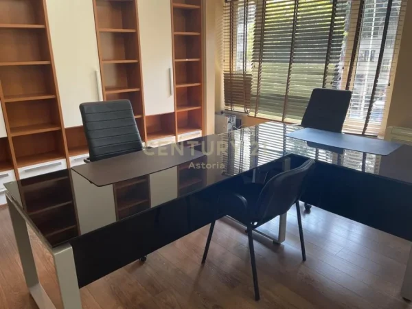Tirane, jepet me qera ambjent biznesi Kati 2, 78 m² 1.500 € (Ish Ekspozita)