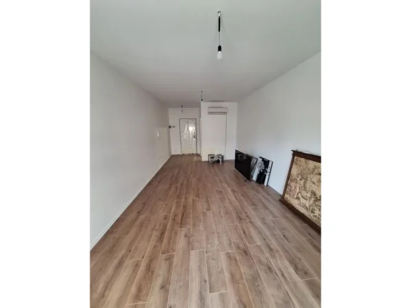 Tirane, jepet me qera ambjent biznesi Kati 2, 41 m² 500 € (Myslym shyri)