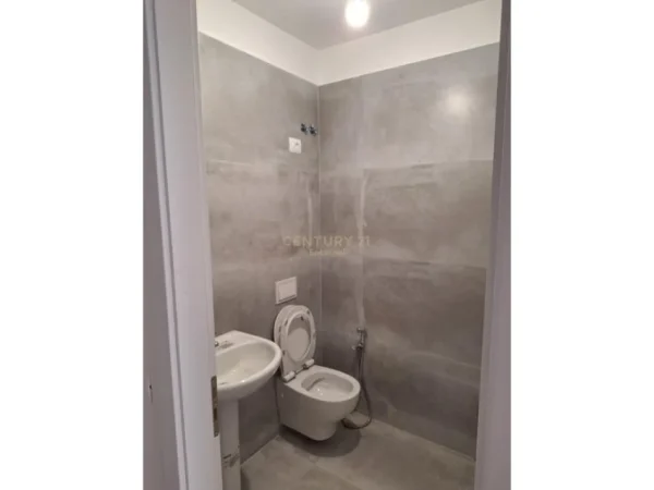 Tirane, jepet me qera ambjent biznesi Kati 2, 41 m² 500 € (Myslym shyri)