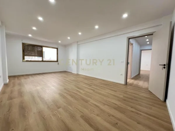 Tirane, jepet me qera ambjent biznesi Kati 2, 120 m² 1.100 € (Sheshi Wilson)