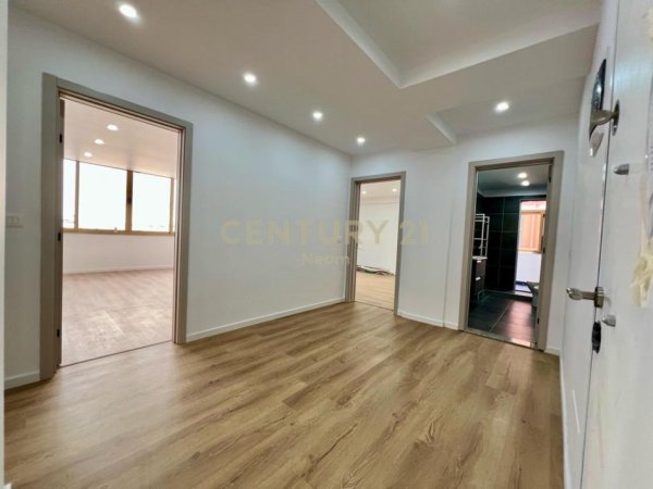 Tirane, jepet me qera ambjent biznesi Kati 2, 120 m² 1.100 € (Sheshi Wilson)
