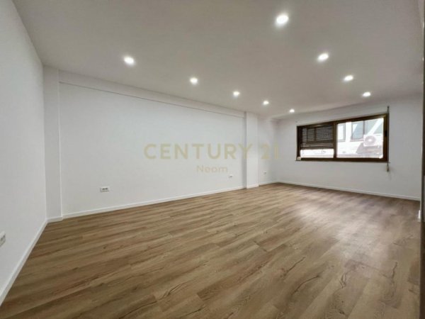 Tirane, jepet me qera ambjent biznesi Kati 2, 120 m² 1.100 € (Sheshi Wilson)