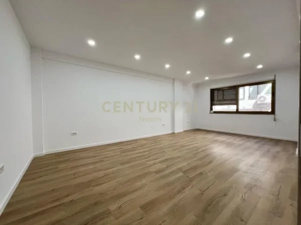 Tirane, jepet me qera ambjent biznesi Kati 2, 120 m² 1.100 € (Sheshi Wilson)