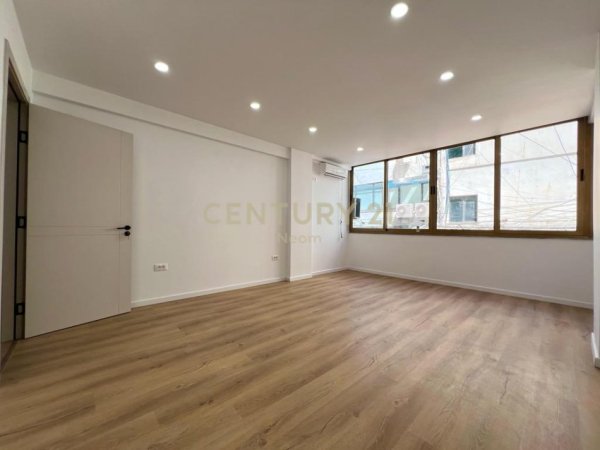 Tirane, jepet me qera ambjent biznesi Kati 2, 120 m² 1.100 € (Sheshi Wilson)