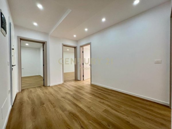 Tirane, jepet me qera ambjent biznesi Kati 2, 120 m² 1.100 € (Sheshi Wilson)