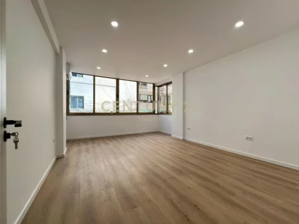 Tirane, jepet me qera ambjent biznesi Kati 2, 120 m² 1.100 € (Sheshi Wilson)