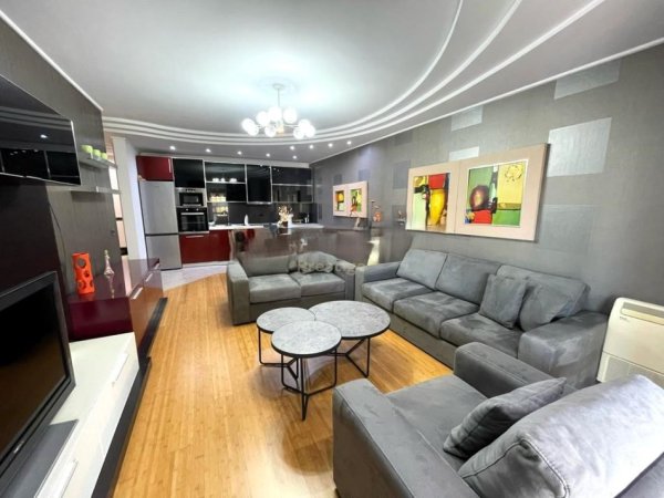 Tirane, jepet me qera apartament 2+1 Kati 7, 120 m² 1.000 € (PRANE AMBASADES AMERIKANE)