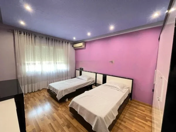 Tirane, jepet me qera apartament 2+1 Kati 7, 120 m² 1.000 € (PRANE AMBASADES AMERIKANE)