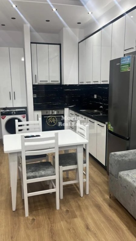 Tirane, jepet me qera apartament 1+1 Kati 7, 45 m² 400 € (Ali Demi)