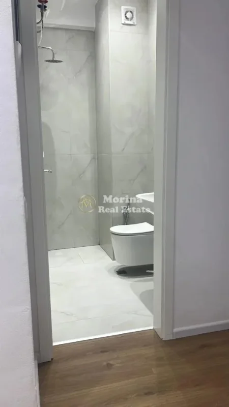 Tirane, jepet me qera apartament 1+1 Kati 7, 45 m² 400 € (Ali Demi)