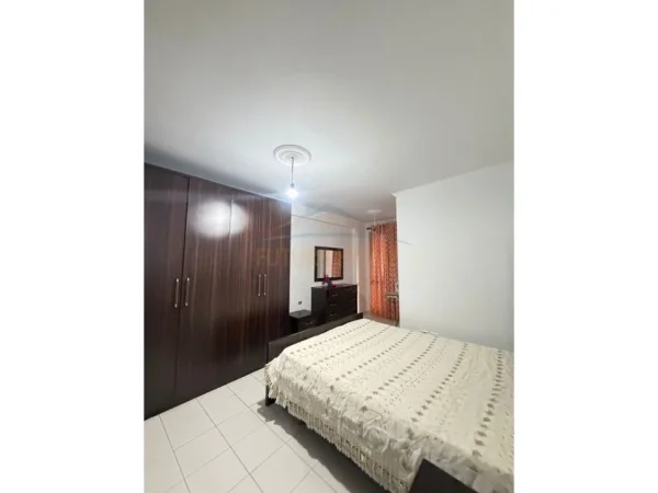 Tirane, jepet me qera apartament 2+1+Ballkon Kati 2, 160 m² 550 € (Yzberisht)
