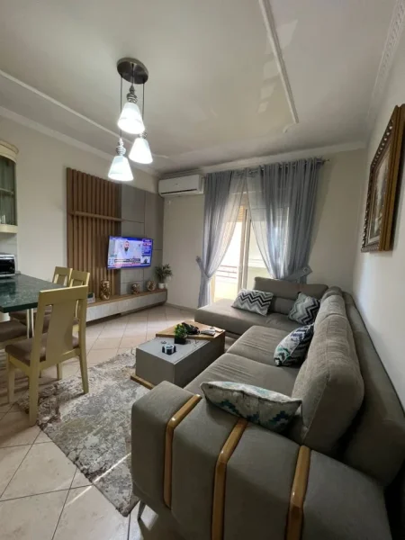 Tirane, jepet me qera apartament 2+1+Ballkon Kati 5, 90 m² 700 € (Rruga Irfan Tomini)