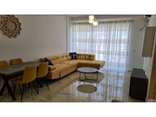 Tirane, shitet apartament 1+1 Kati 5, 69 m² 110.000 € (Kombinat)