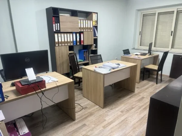 Tirane, jepet me qera zyre Kati 1, 16 m² (Rr Durresit pranë Sheshit Skënderbej)