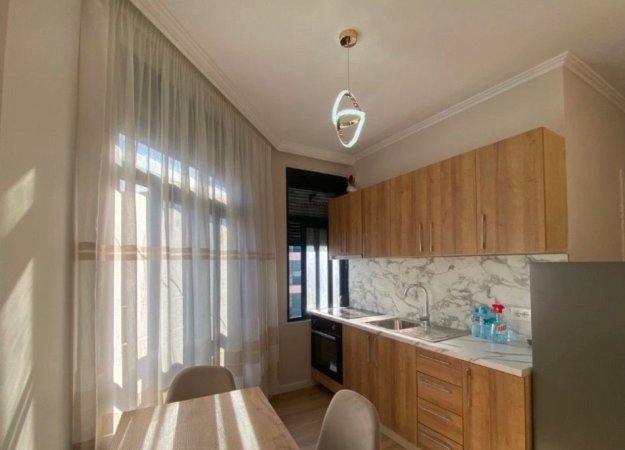 Tirane, jepet me qera apartament 1+1 Kati 3, 60 m² 550 € (21 DHJETORI)