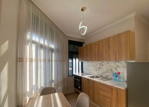 Tirane, jepet me qera apartament 1+1 Kati 3, 60 m² 550 € (21 DHJETORI)