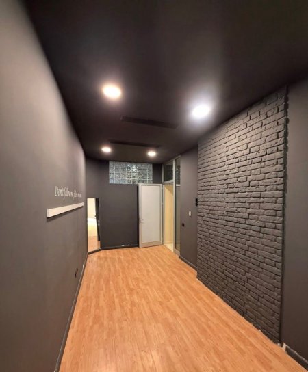 Tirane, jepet me qera zyre Kati 0, 42 m² 350 € (rruga myslym shyri)