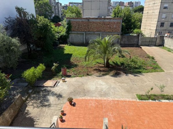 Tirane, jepet me qera Vile 3 Katshe Kati 3, 1.500 m² 2.000 € (allias)