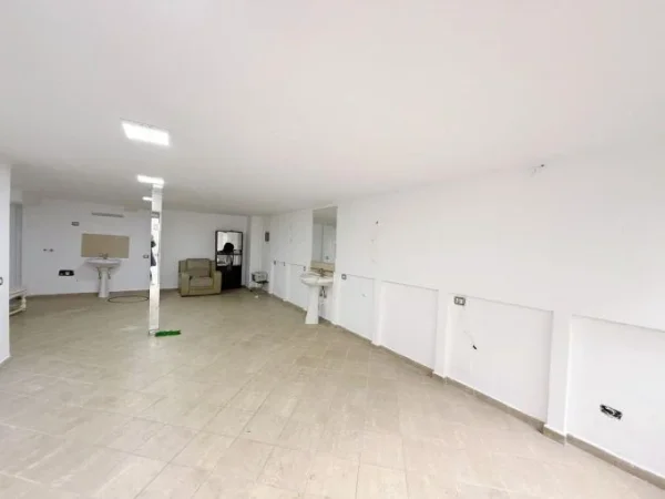 Tirane, shitet dyqan Kati 0, 100 m² 160.000 € (yzberisht , misto mame)