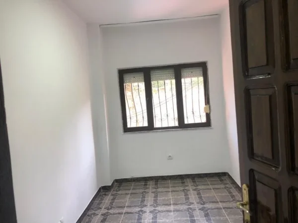 Tirane, jepet me qera zyre Kati 0, 111 m² 650 € (Rruga e Kavajes)