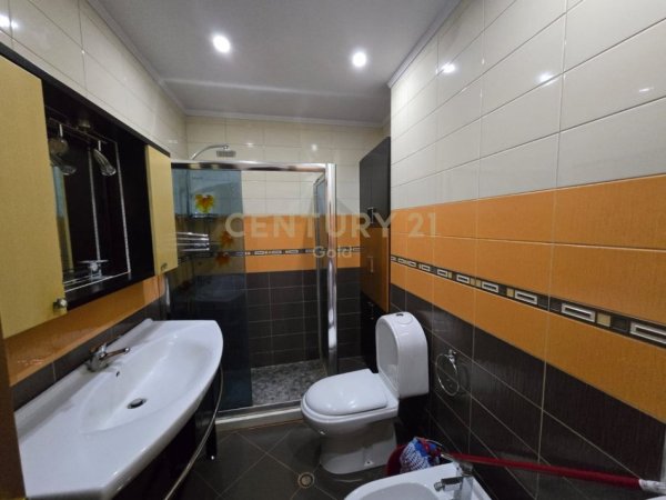 Tirane, jepet me qera apartament 2+1+Ballkon Kati 8, 120 m² 850 € (rruga e dibres)