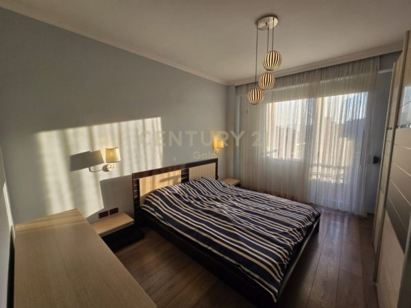 Tirane, jepet me qera apartament 2+1+Ballkon Kati 8, 120 m² 850 € (rruga e dibres)
