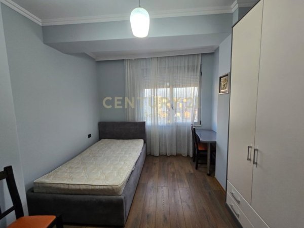 Tirane, jepet me qera apartament 2+1+Ballkon Kati 8, 120 m² 850 € (rruga e dibres)