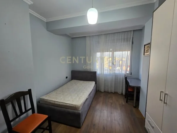 Tirane, jepet me qera apartament 2+1+Ballkon Kati 8, 120 m² 850 € (rruga e dibres)