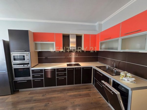 Tirane, jepet me qera apartament 2+1+Ballkon Kati 8, 120 m² 850 € (rruga e dibres)