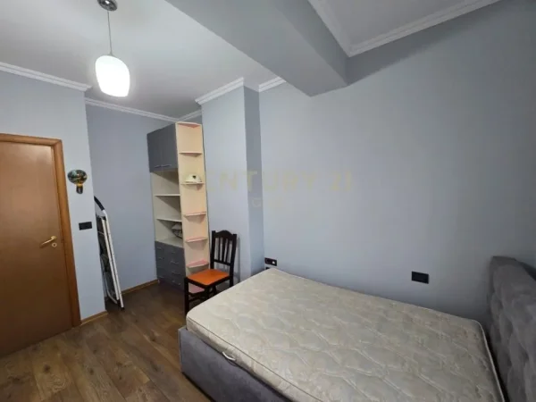 Tirane, jepet me qera apartament 2+1+Ballkon Kati 8, 120 m² 850 € (rruga e dibres)