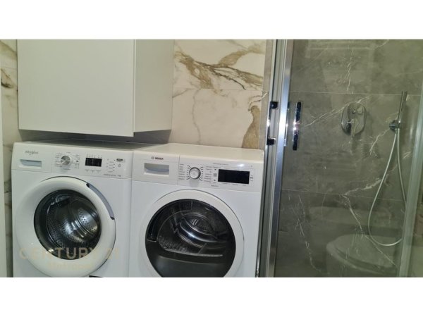 Tirane, jepet me qera apartament 1+1+Ballkon Kati 8, 65 m² 1.000 € (TEG)