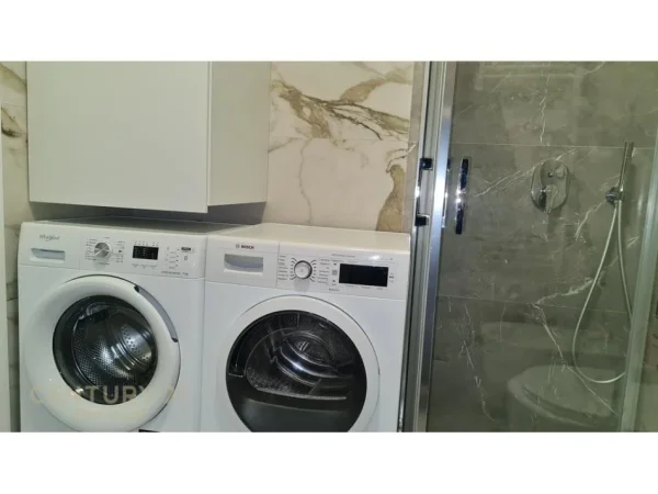 Tirane, jepet me qera apartament 1+1+Ballkon Kati 8, 65 m² 1.000 € (TEG)