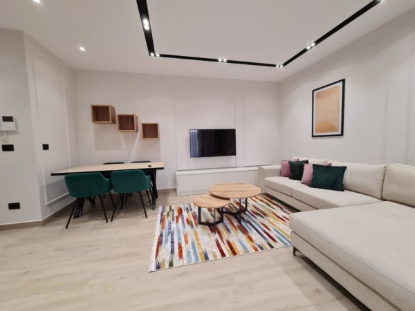 Tirane, jepet me qera apartament 1+1+Ballkon Kati 8, 65 m² 1.000 € (TEG)