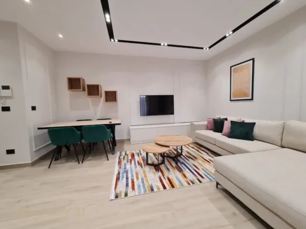 Tirane, jepet me qera apartament 1+1+Ballkon Kati 8, 65 m² 1.000 € (TEG)