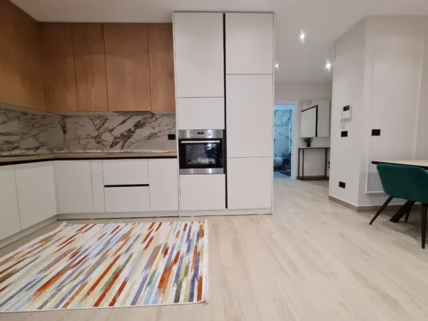 Tirane, jepet me qera apartament 1+1+Ballkon Kati 8, 65 m² 1.000 € (TEG)