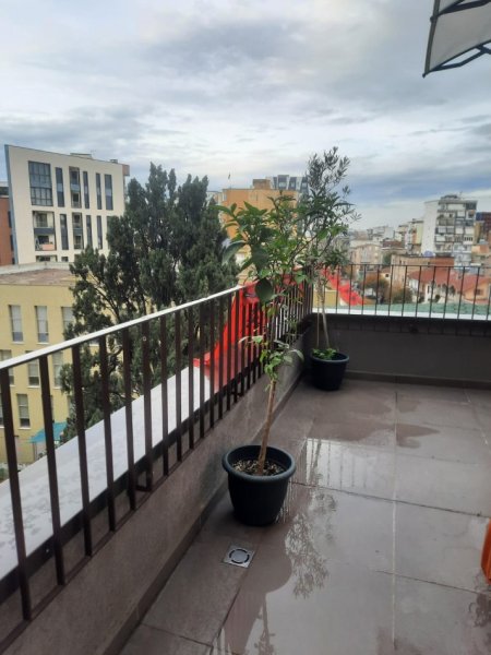 Tirane, jepet me qera apartament 1+1+Ballkon Kati 6, 90 m² 1.200 € (rruga e barrikadave)