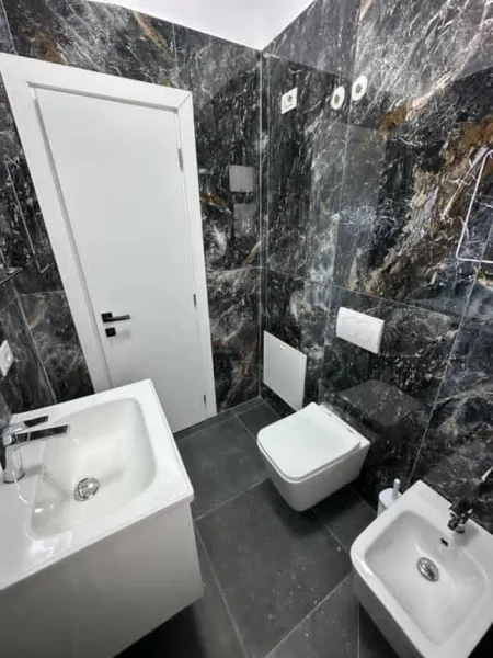 Shes Hotel 480m2  siperfaqe ne plazh Golem